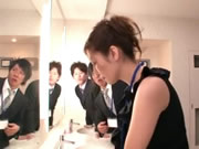 椎名由奈 能幹OL女上司與兩個男下屬在男洗手間激情